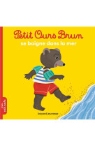 Petit ours brun se baigne dans la mer