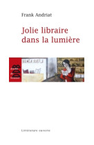 Jolie libraire dans la lumière