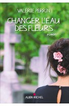 Changer l'eau des fleurs