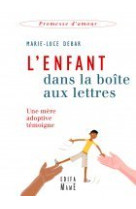 L' enfant dans la boîte aux lettres