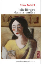 Jolie libraire dans la lumière